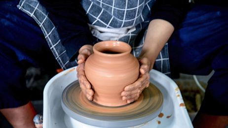 Jak powstaje ceramika? Nie święci garnki lepią (fot. Adriana Adie/NurPhoto via Getty Images)