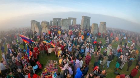 Tysiące ludzi przyjechały pod Stonehenge świętować przesilenie letnie. Wśród nich druidzi i poganie