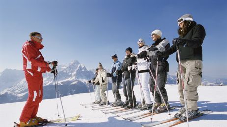 Jak jeździć na nartach – wskazówki jak zacząć i jak poprawić technikę jazdy (fot. Getty Images)