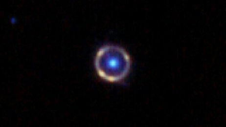 Teleskop Webba zrobił zdjęcie pierścienia Einsteina. Dzieli go od Ziemi aż 12 mld lat świetlnych (fot. NASA via Reddit)