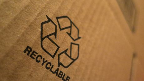 Znaki recyklingowe - co znaczą symbole na opakowaniach? (fot. Getty Images)