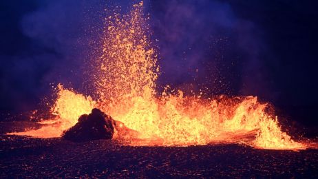 Świat nie jest gotowy na gigantyczną erupcję wulkanu, ostrzegają naukowcy. „Ryzyko jest większe niż ludzie sądzą” (fot. Sergei Gapon/Anadolu Agency via Getty Images)
