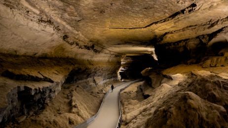 Najdłuższa jaskinia na świecie. Jej długość to 680 km – tyle, co szerokość Polski z zachodu na wschód (fot. Getty Images)