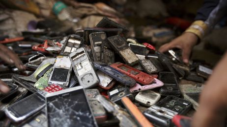 Elektrośmieci to gigantyczny problem. Tylko w 2022 r. z użytku wyjdzie 5 mld smartfonów. Większość trafi do szuflad (fot. Kuni Takahashi/Bloomberg/Getty Images)