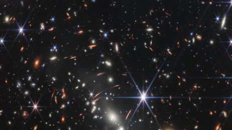 Prawie to przegapiono: na ultraszczegółowym zdjęciu z Teleskopu Webba są najstarsze gromady kuliste w kosmosie (fot. NASA, ESA, CSA, STScI)
