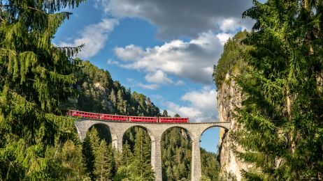 Szwajcaria uruchomiła najdłuższy pociąg na świecie. Ma prawie 2 kilometry długości