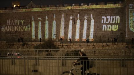 Czym jest Święto Chanuka i jakie są zwyczaje podczas żydowskiego święta świateł? (fot. Saeed Qaq/NurPhoto via Getty Images)