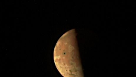 Sonda kosmiczna Juno przesłała na Ziemię zdjęcia usianego wulkanami księżyca Io (fot. NASA/JPL-Caltech/SwRI/MSSS)