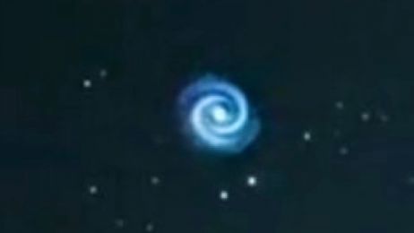 Na nocnym niebie nad Hawajami pojawił się dziwny, świecący się wir. Co to jest? (fot. Subaru Telescope Eng/Twitter)