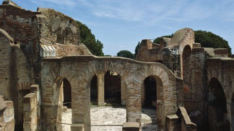 Ostia Antica – ruiny antycznego portu, który karmił Rzym. Gdzie się znajduje i co w nim warto zobaczyć? (fot. Getty Images)