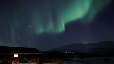 Na Alasce pojawił się niesamowity świetlny wir na tle zorzy polarnej. Co to było? (fot.  Gul Meltem Temiz Sahin/Anadolu Agency via Getty Images)