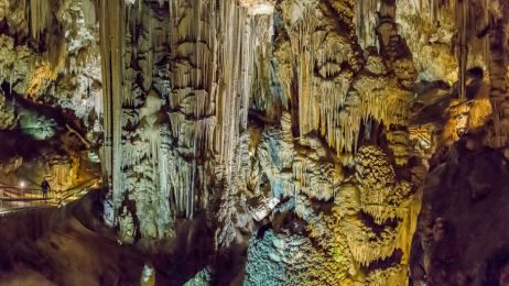 Jaskinia Nerja najchętniej odwiedzaną jaskinią paleolitu? Już tysiące lat temu ludzie podziwiali tam sztukę (fot. Dukas/Universal Images Group via Getty Images)