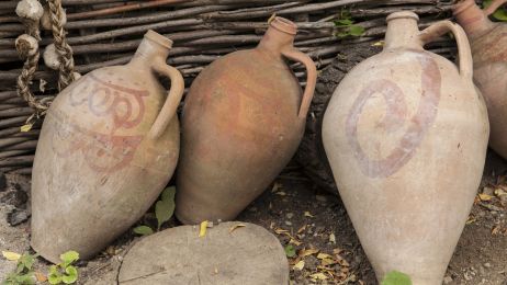 Najstarsze wino na świecie powstało ponad 7 tys. lat temu. Do dziś w muzeum jest butelka sprzed 1700 lat (fot. Getty Images)