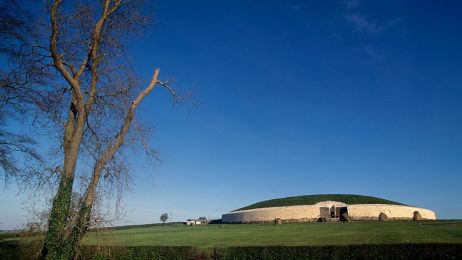 Newgrange – skąd wzięła się ta tajemnicza neolityczna budowla w Irlandii? (fot. DeAgostini/Getty Images)