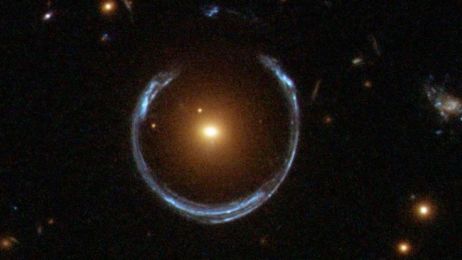 Pierścienie Einsteina odsłonią tajemnicę ciemnej materii? Na razie wskazują, że może być inna niż sądzono (Fot. ESA/Hubble & NASA)