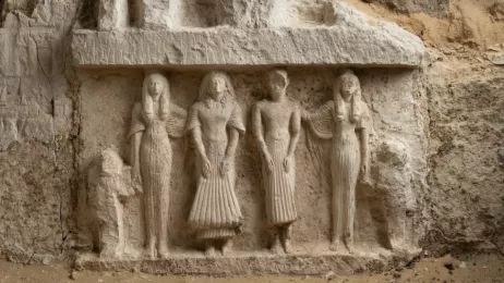 Relief przedstawiający 4 postacie