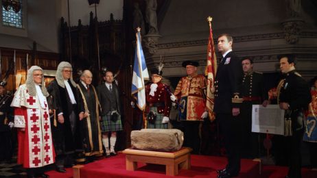 Szkoci wykradli ten kamień z Westministeru. Teraz go oddadzą, by Karol III mógł na nim usiąść podczas koronacji (fot. Chris Bacon - PA Images/PA Images via Getty Images)