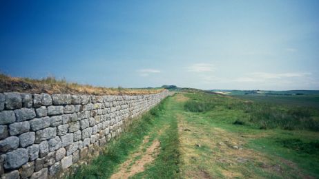 Mur Hadriana był północną granicą Cesarstwa Rzymskiego. Paradoksalnie, połączył Rzymian i Brytów (Fot. Getty Images)