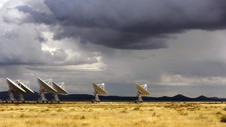 Odebraliśmy sygnał od cywilizacji pozaziemskiej. Czy uda się go zdekodować? (fot. Getty Images)