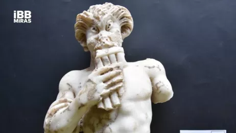 rzeźba greckiego boga