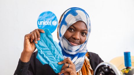 Mauretania. 23-letnia Aliya uczestniczy w swoich pierwszych warsztatach z szycia podpasek.  “Jestem bardzo zadowolona z udziału w tych warsztatach. Jest to dla nas, młodych dziewczyn, bardzo ważne. W Mauretanii nie mamy dostępu do wysokiej jakości podkład