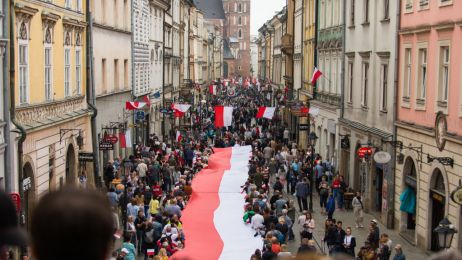 Flaga Polski ciekawostki – co oznaczają kolory i dlaczego jest biało-czerwona?