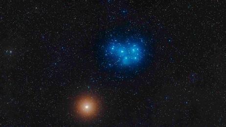 Gromada Plejad – jak obserwować te gwiazdy na niebie i kim były Plejady w mitologii? (fot. Alan Dyer/VW Pics/Universal Images Group via Getty Images)