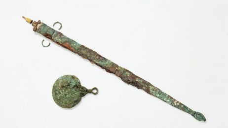 W grobie sprzed 2 tys. lat znaleziono miecz i lusterko. Po 24 latach nareszcie poznaliśmy jego sekret (fot. Historic England Archive)