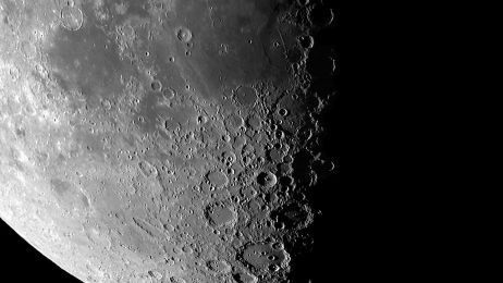 Dlaczego miękkie lądowanie na Księżycu jest trudne? Co takiego znajduje się na jego południowym biegunie? (fot. Jamie Cooper/SSPL/Getty Images)