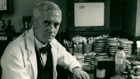 Alexander Fleming odkrył penicylinę. Jednak pierwszy antybiotyk opracowali dwaj inni, mało znani uczeni (fot. Navy Medicine, Wikimedia Commons, public domain)