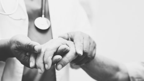 52 lata temu dr Ryszard Kocięba jako pierwszy w Europie przyszył odciętą kończynę. Kto był pacjentem? (fot. Shutterstock)