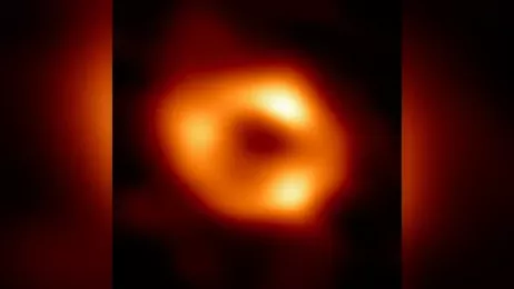 Supermasywna czarna dziura w centrum Drogi Mlecznej wiruje z prędkością bliską swego maksimum (fot. EHT Collaboration)