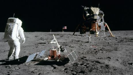 Nowa era dla Księżyca. Przyczyną – człowiek. Na powierzchni zostawił piłki golfowe, fotografie i… odchody (fot. NASA)