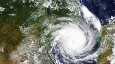 Cyklon tropikalny to jedno z najbardziej niszczycielskich zjawisk atmosferycznych. Jak powstaje? (fot. Shutterstock)