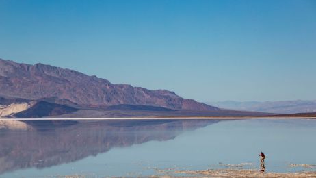 Fenomen w Dolinie Śmierci: od pół roku utrzymuje się tam jezioro. Dlaczego jeszcze nie zniknęło? (fot. George Rose/Getty Images)