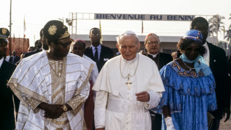 Czy Jan Paweł II oddał cześć pogańskiemu wężowi? Papieżowi zarzuca się, że czcił voodoo (fot. Maurice ASCANI/Gamma-Rapho via Getty Images)