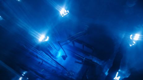 Promieniowanie Czerenkowa powstaje po złamaniu bariery światła (fot. Shutterstock)