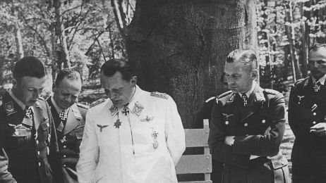 Marszałek Rzeszy Hermann Goering w czasie narady ze swoimi oficerami w kwaterze polowej (fot. Wikimedia Commons, domena publiczna)