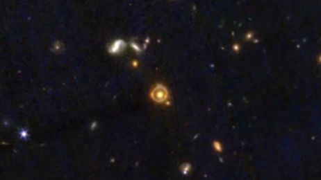 Pierścień Einsteina pokazują, jak zachowuje się ciemna materia. Oddziałuje sama ze sobą?
