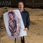 Michael Spano, właściciel miejscowej pizzerii, trzyma zdjęcie jednego z pierwszych dzieci wykopanych w Huanchaquito. Spano zwrócił uwagę archeologa Gabriela Prieto na kości pojawiające się na pustej działce obok jego domu, namawiając go do przebadania teg