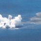 kleby-dymu-oraz-tworzaca-sie-na-powierzchni-oceanu-spokojnego-nowa-wyspa-uchwycone-przez-straz-przybrzezna-fot-japan-coast-guard