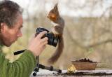 Fotograf przez 4 lata robił zdjęcia dzikim wiewiórkom. W końcu przyszedł czas na rewanż.