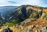 Karkonosze to najwyższe pasmo górskie Sudetów i zarazem Czech rozciągające się na 40 km.