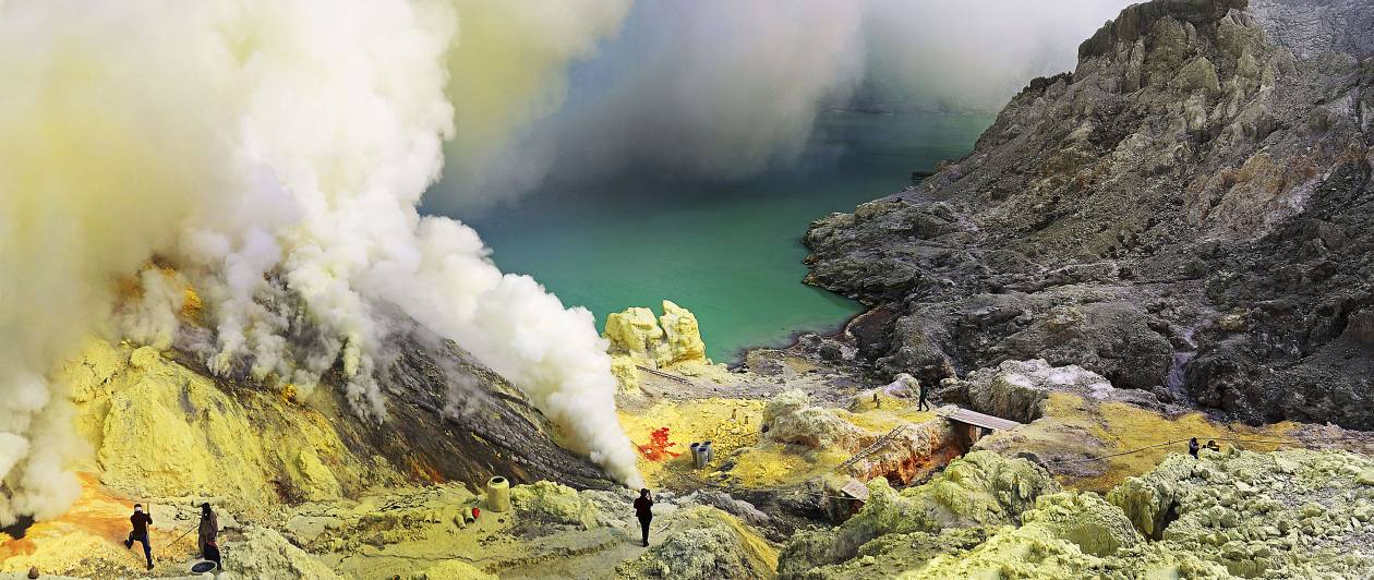 CATERS_Sulphur_Miners_Indonesia_03_707608