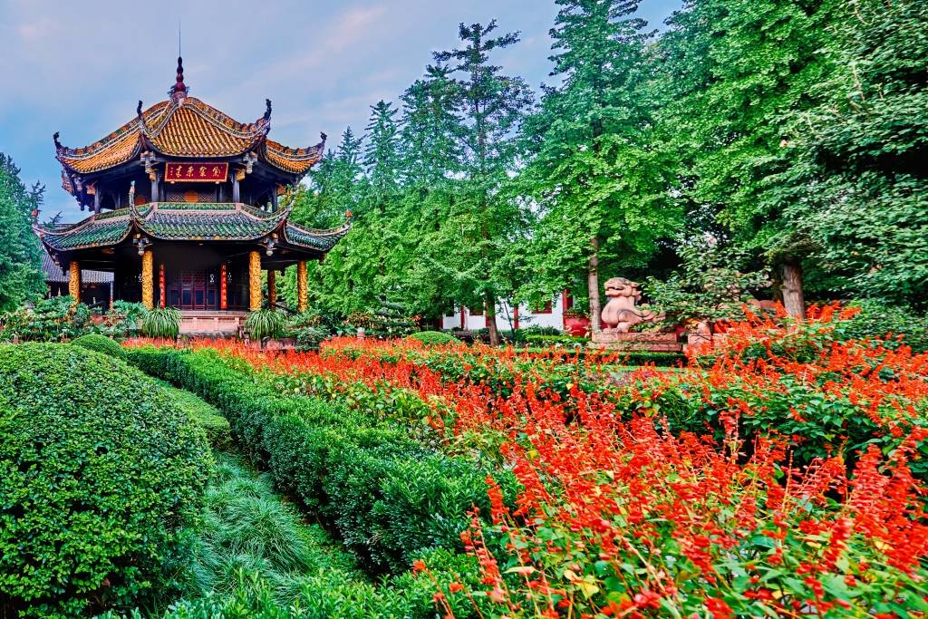 Świątynia Zielonej Kozy Qingyanggong jest najstarszą taoistyczną świątynią w Chengdu. Jej początki sięgają czasów dynastii Tang (618–907 r.).