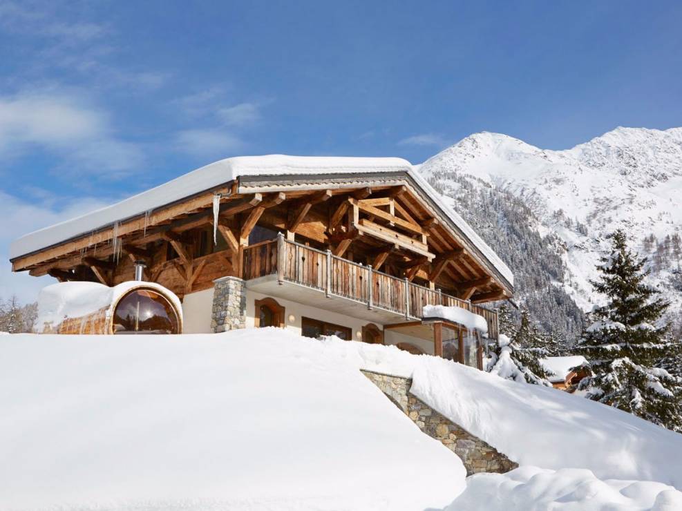 marmotte-mountain-libellule-is-located-in-chamonix-france-and-offers-breathtaking-views-of-the-mont-blanc-mountain-range-from-its-living-room-and-solarium