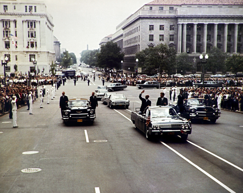 We wrześniu 1963 roku król Mohammad Zaher Szah odwiedził prezydenta Johna F. Kennedy'ego w Waszyngtonie i został bardzo ciepło przyjęty.