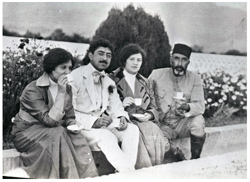 Król Amanullah Chan w otoczeniu nieznanych osób, rok 1927.