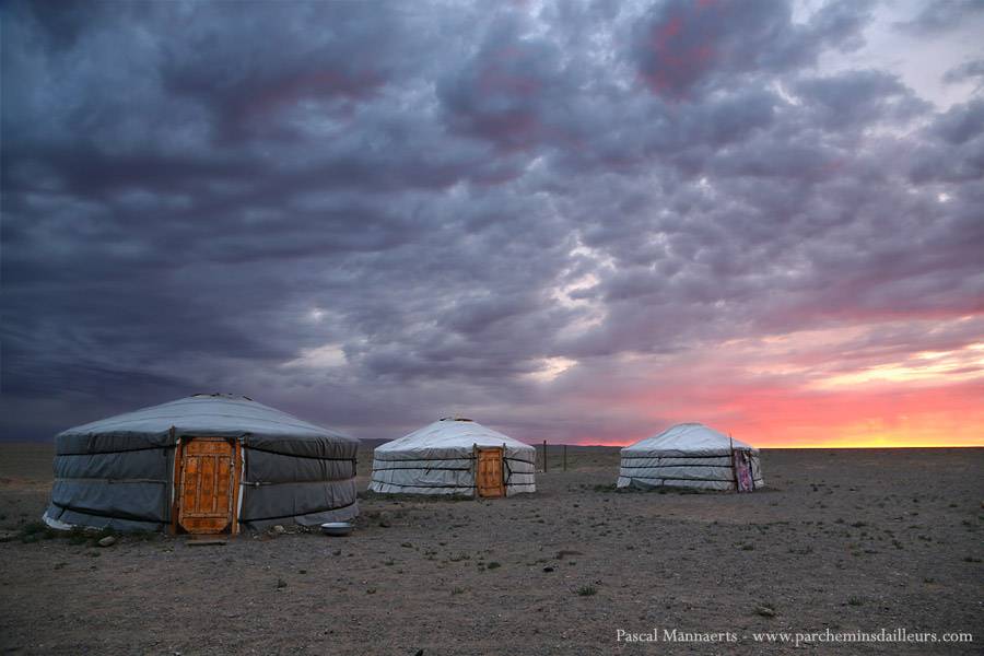 Wschód słońca na pustyni Gobi Desert, Mongolia