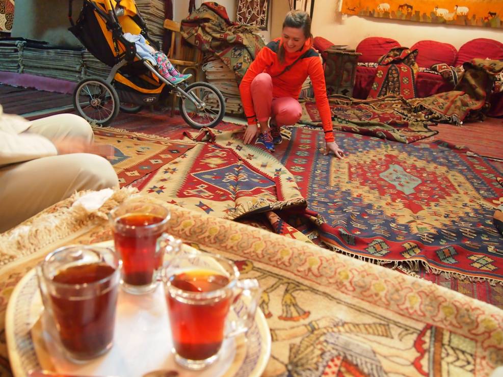 sklep z tkanymymi dywanami w Luksorze